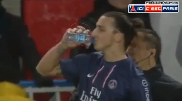 Trợ lý trọng tài giằng chai nước từ miệng Ibrahimovic 1