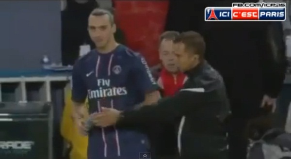 Trợ lý trọng tài giằng chai nước từ miệng Ibrahimovic 2