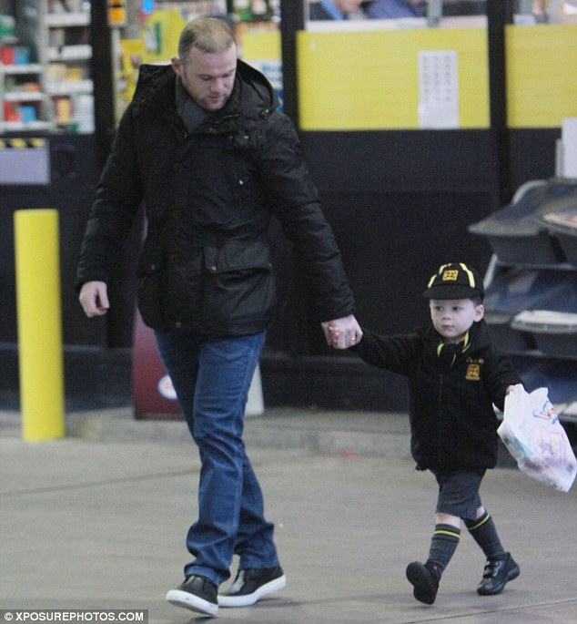 Rooney “dung dăng dung dẻ” dắt bé Kai đi lượn phố 1