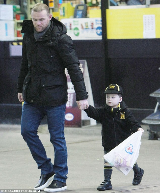 Rooney “dung dăng dung dẻ” dắt bé Kai đi lượn phố 2