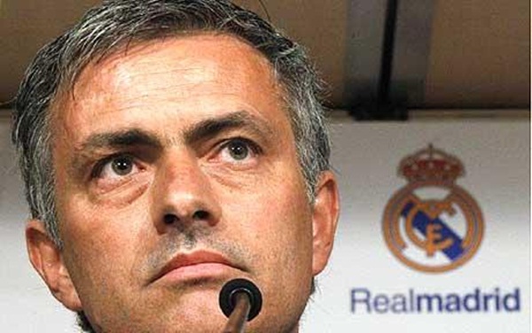 Derby Madrid: Mourinho tới sân sớm để nghe fan Real... la ó 4