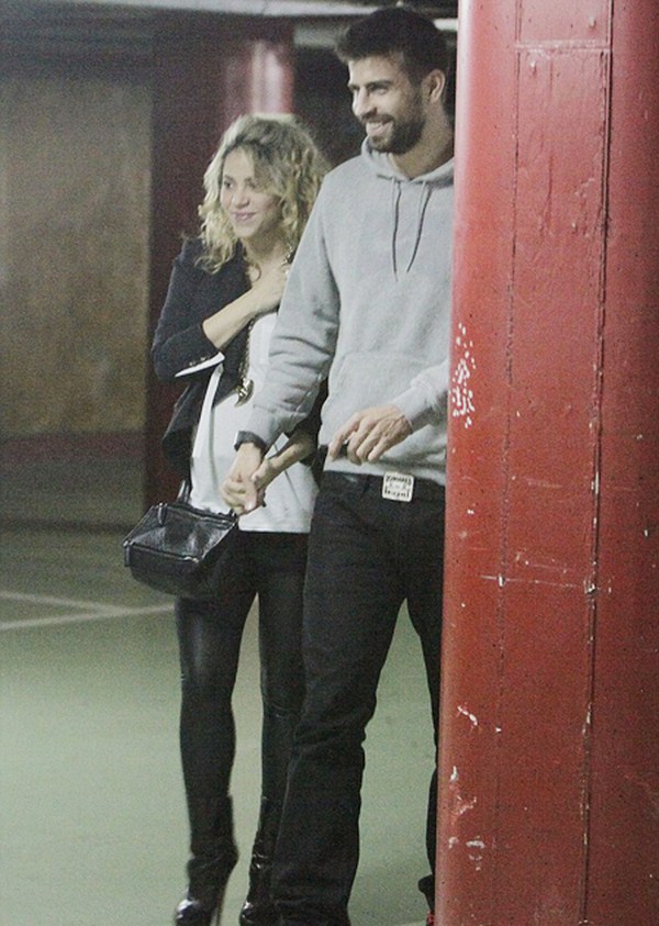  Pique đưa b&agrave; bầu Shakira đi xem si&ecirc;u phẩm Skyfall 4