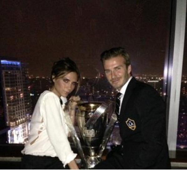 Beckham khoe c&uacute;p v&ocirc; địch b&ecirc;n gia đ&igrave;nh 1