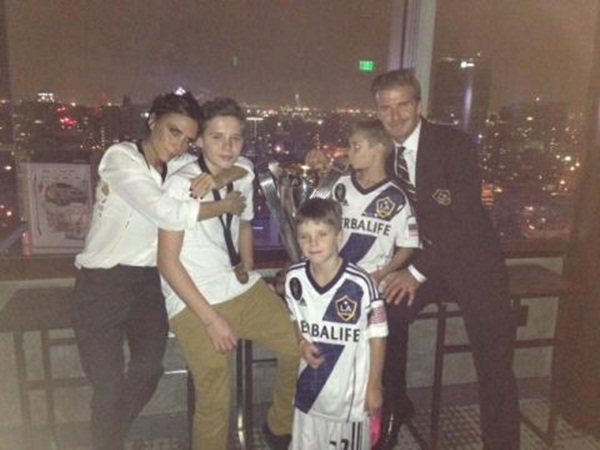 Beckham khoe c&uacute;p v&ocirc; địch b&ecirc;n gia đ&igrave;nh 2