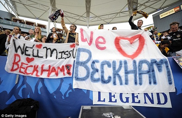 Beckham khoe c&uacute;p v&ocirc; địch b&ecirc;n gia đ&igrave;nh 3