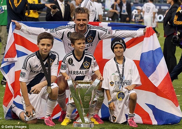 Beckham khoe c&uacute;p v&ocirc; địch b&ecirc;n gia đ&igrave;nh 4