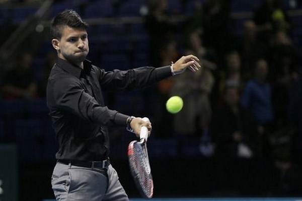 Aguero dùng đầu chơi tennis 4