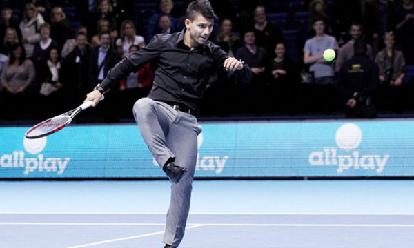 Aguero dùng đầu chơi tennis 7