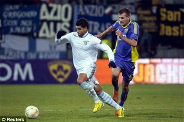 Cầu thủ Lazio tụt hết... quần &aacute;o d&agrave;nh tặng fan 1