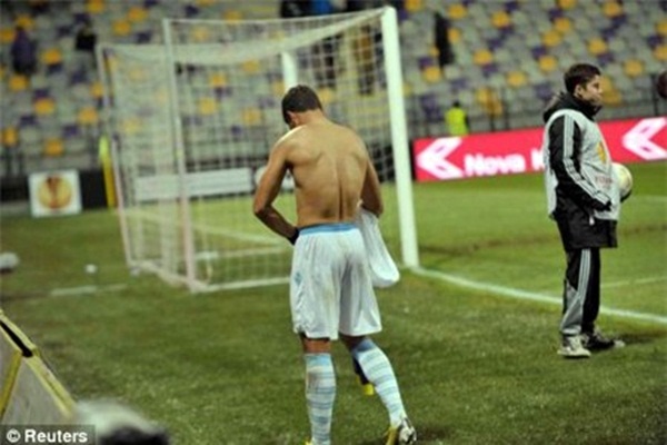 Cầu thủ Lazio tụt hết... quần &aacute;o d&agrave;nh tặng fan 2