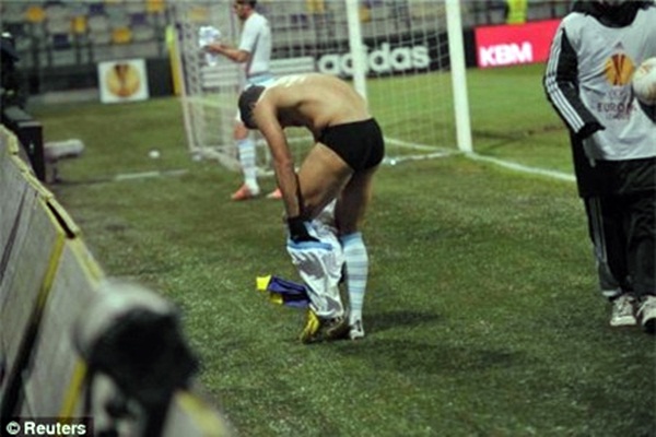 Cầu thủ Lazio tụt hết... quần &aacute;o d&agrave;nh tặng fan 4