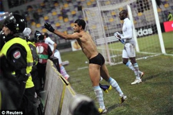 Cầu thủ Lazio tụt hết... quần &aacute;o d&agrave;nh tặng fan 5