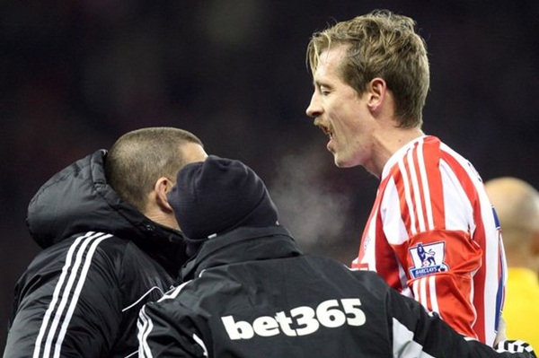 Peter Crouch phải đeo... nẹp răng 1