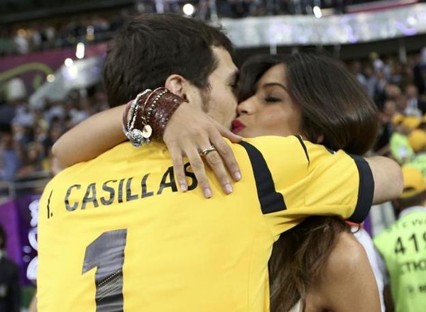 Bạn gái xinh đẹp của Casillas đi học đàn 13