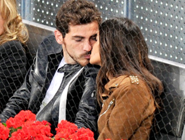 Bạn gái xinh đẹp của Casillas đi học đàn 2