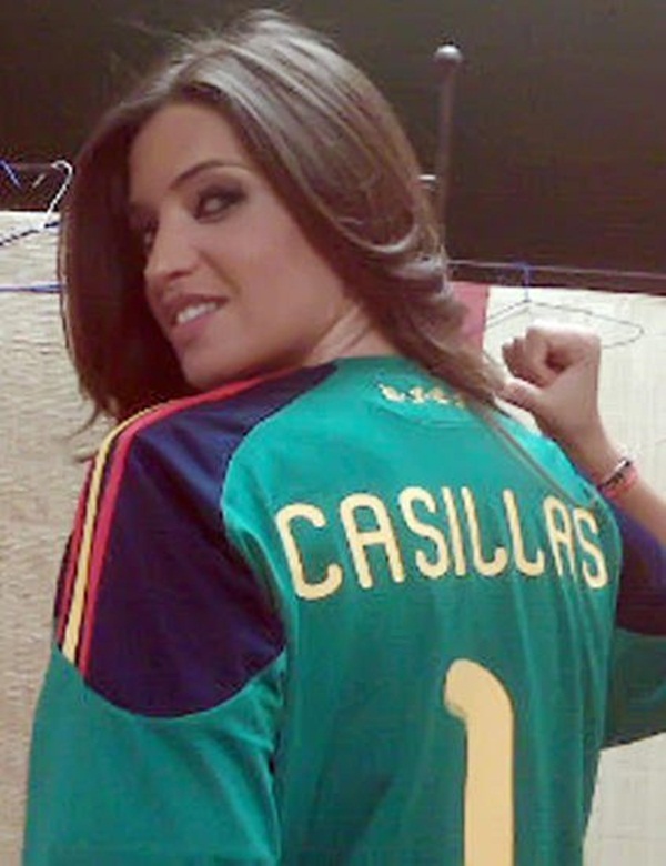 Bạn gái xinh đẹp của Casillas đi học đàn 10