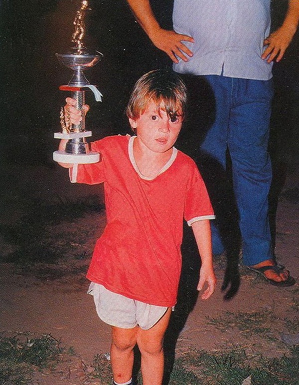 Điều gì làm cho Messi nhỏ bản lĩnh đến vậy trong đầu đời của mình? Hãy cùng xem hình ảnh về chàng trai trẻ đầy tài năng khi anh còn ở trong CLB Barca.