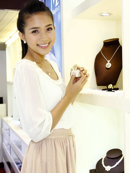 dan-my-nhan-viet-rang-ro-voi-trang-suc-makbiti
