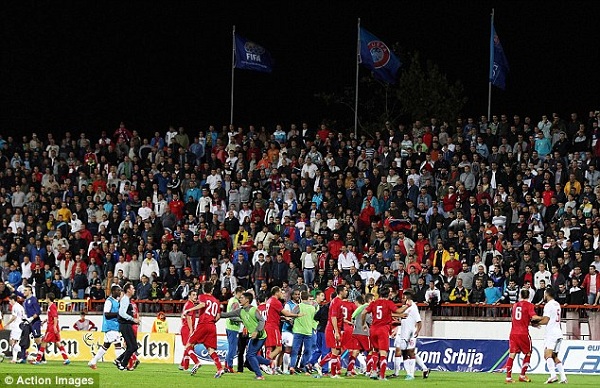 UEFA quyết định phạt cả Anh lẫn Serbia
