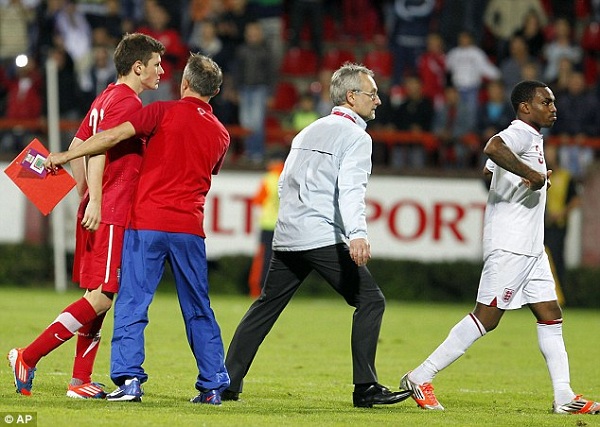 UEFA quyết định phạt cả Anh lẫn Serbia