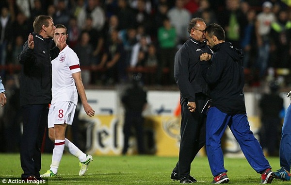 UEFA quyết định phạt cả Anh lẫn Serbia