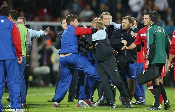 UEFA quyết định phạt cả Anh lẫn Serbia