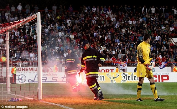 UEFA quyết định phạt cả Anh lẫn Serbia