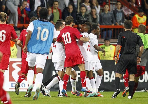 UEFA quyết định phạt cả Anh lẫn Serbia