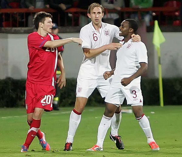 UEFA quyết định phạt cả Anh lẫn Serbia