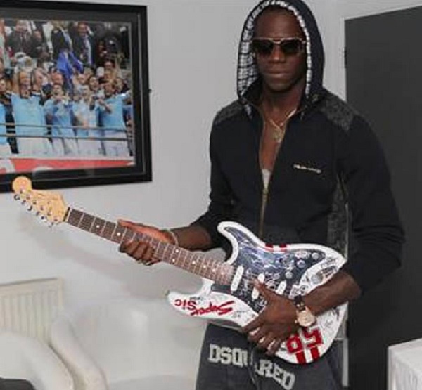 balotelli-tu-vi-minh-voi-sieu-sao-nhac-rock