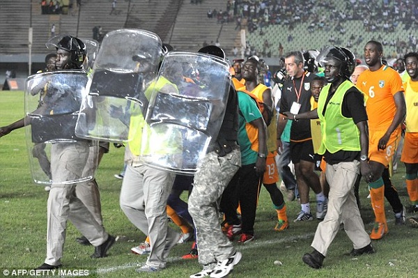 Cận cảnh vụ bạo loạn kinh hoàng ở vòng loại CAN 2013