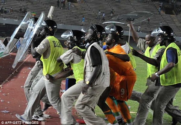 Cận cảnh vụ bạo loạn kinh hoàng ở vòng loại CAN 2013