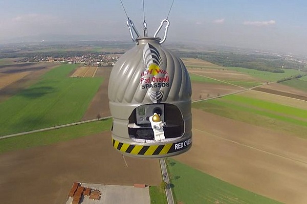 T&aacute;i hiện c&uacute; nhảy "thần th&aacute;nh" của Felix Baumgartner tr&ecirc;n Lego 1
