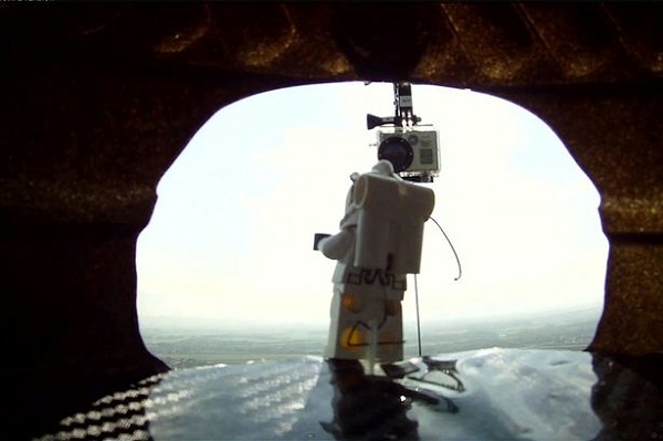 T&aacute;i hiện c&uacute; nhảy "thần th&aacute;nh" của Felix Baumgartner tr&ecirc;n Lego 2
