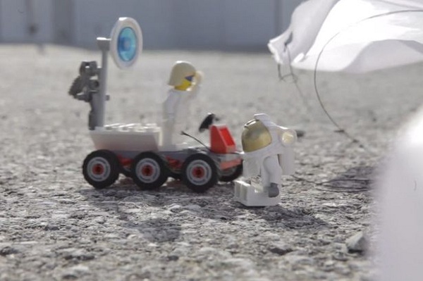 T&aacute;i hiện c&uacute; nhảy "thần th&aacute;nh" của Felix Baumgartner tr&ecirc;n Lego 3