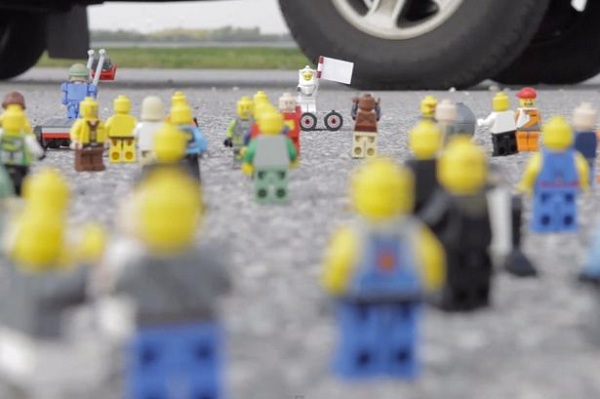 T&aacute;i hiện c&uacute; nhảy "thần th&aacute;nh" của Felix Baumgartner tr&ecirc;n Lego 4