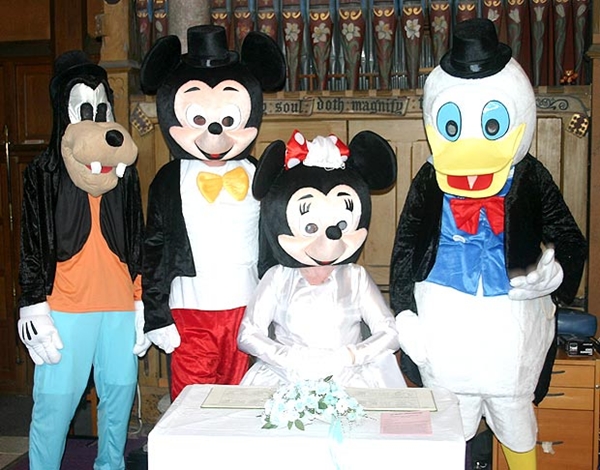 cap-vo-chong-hoa-trang-thanh-chuot-mickey-va-minnie