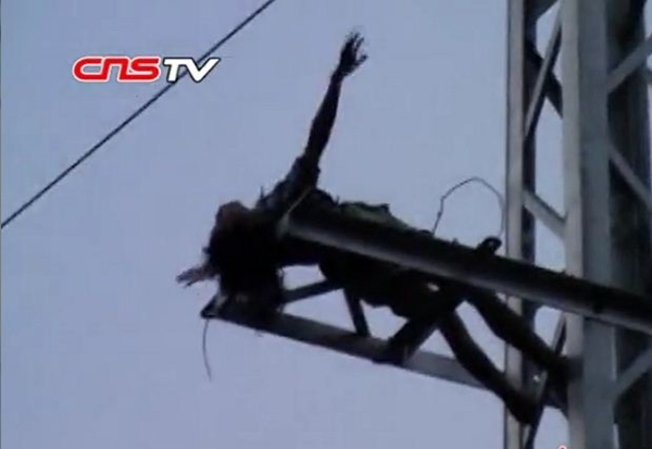 Tr&egrave;o l&ecirc;n cột điện cao thế h&aacute;t h&ograve; v&igrave; bị... chồng bỏ