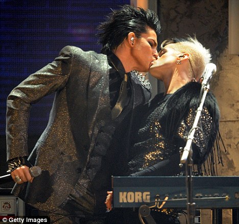 Adam Lambert: “Bố cũng không thích màn diễn của tôi”