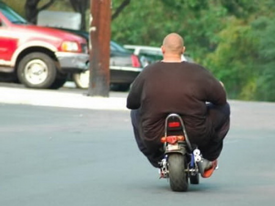 Những hình ảnh hài hước của người và xe máy trên đường phố