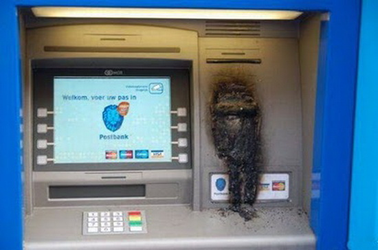 Xếp hàng từ tờ mờ sáng rút tiền ATM về quê ăn Tết
