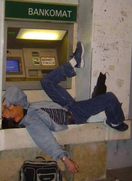 Ngân hàng thu phí rút tiền ATM nội mạng Không khéo tham bát bỏ mâm