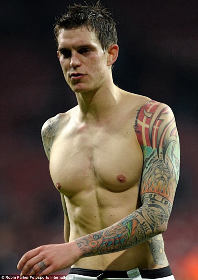 Vua xăm hình Daniel Agger với kiệt tác trên lưng