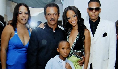 Lộ bí mật gia đình Rihanna thông qua ảnh cũ