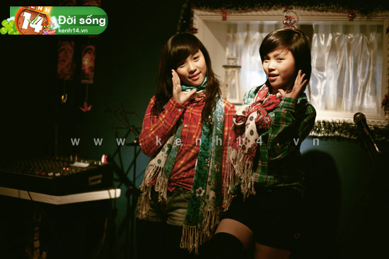 Làm quen với hai chị em sinh đôi siêu... cute