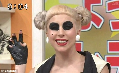 Lady Gaga bôi mắt đen sì như... gấu trúc