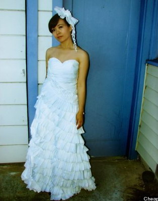 Váy cưới tuyệt đẹp từ giấy vệ sinh  VTVVN