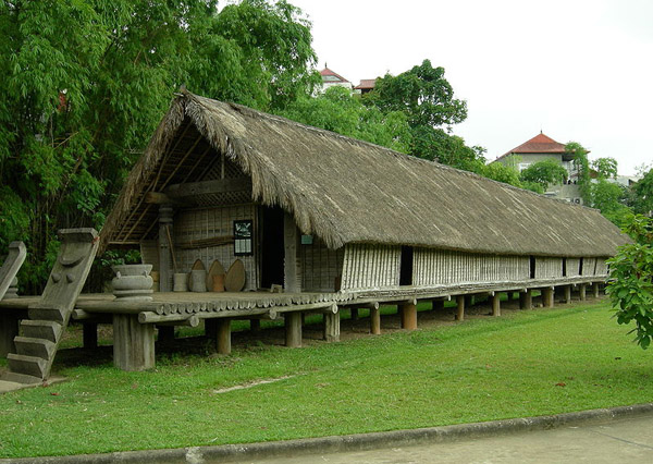 Nhà dài: Không thể bỏ qua những hình ảnh về nhà dài, biểu tượng cho nền kiến trúc độc đáo của người Việt Nam. Những căn nhà này không chỉ đẹp mắt, mà còn chứa đựng giá trị văn hóa đặc sắc, là tổ ấm của những gia đình truyền thống.
