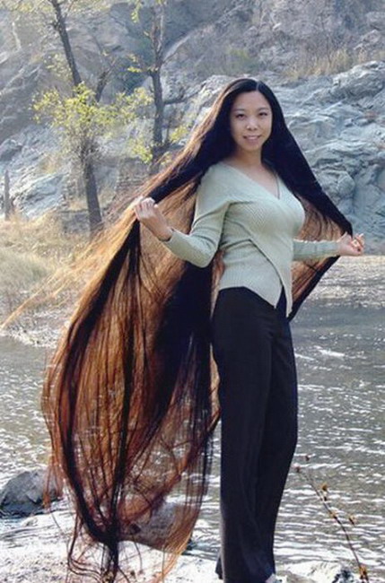 Bạn có sẵn sàng choáng ngợp với mái tóc dài kinh hoàng của nữ nhân vật chính trong hình ảnh này không?
