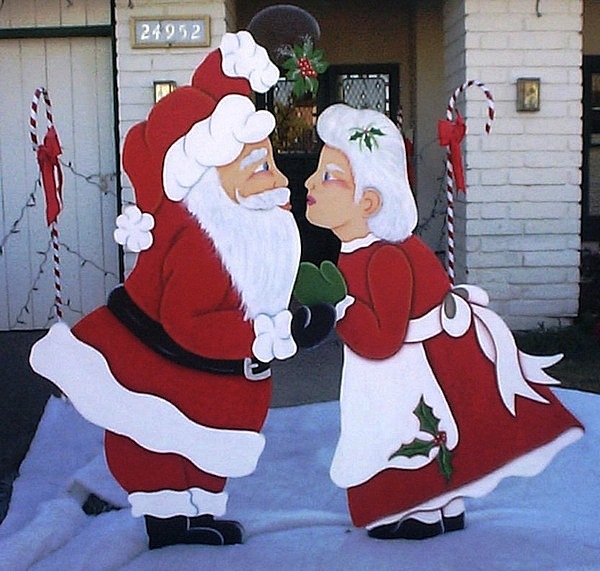 Bạn có muốn chứng kiến cặp đôi Ông gia Noel và bà gia Noel tình tứ với nhau? Hãy dành chút thời gian để xem bức ảnh đáng yêu này và bắt đầu mang niềm vui Giáng sinh đến với gia đình bạn ngay hôm nay.